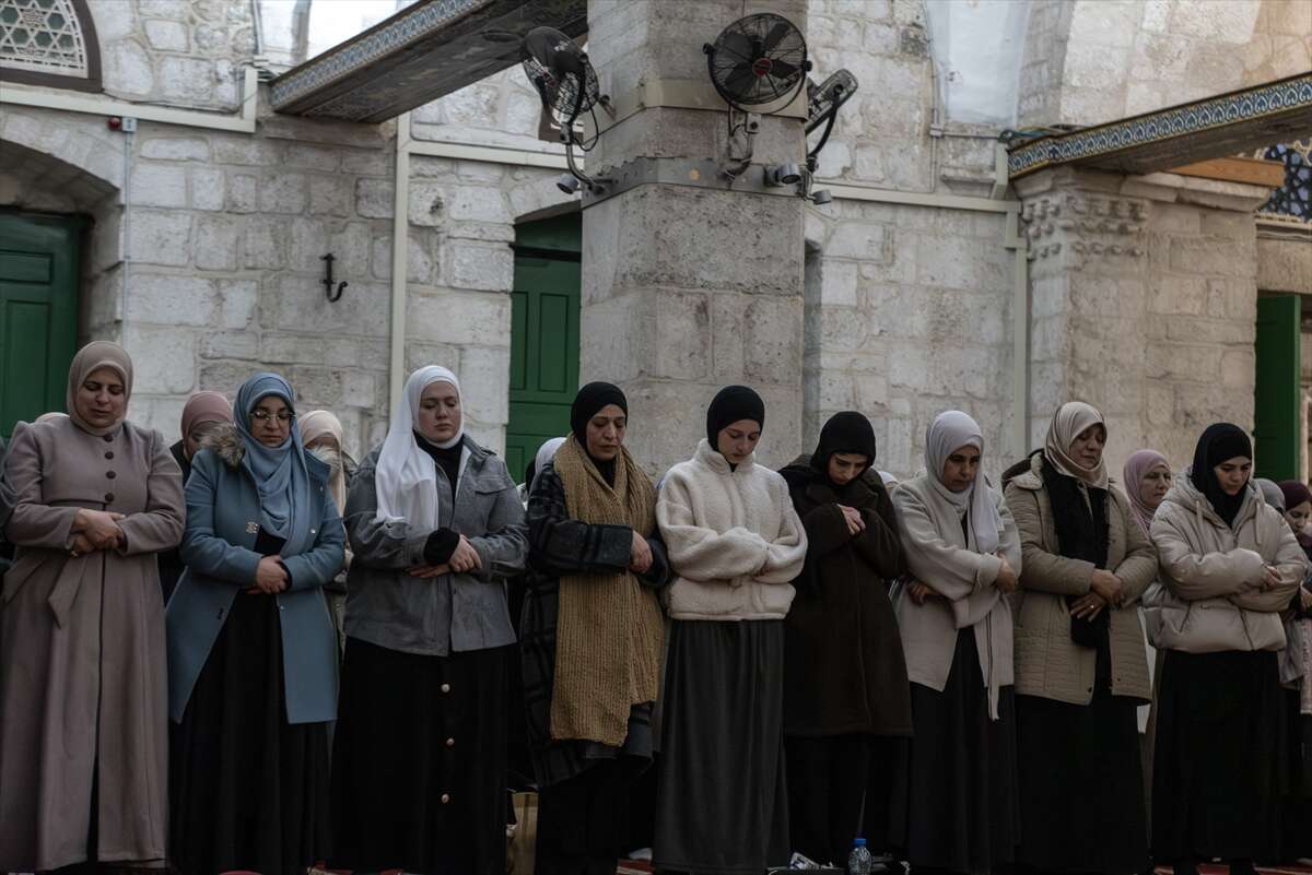 Mescid-i Aksa 41 gün sonra ibadete açıldı, Filistinliler şükür secdesine kapandı 16